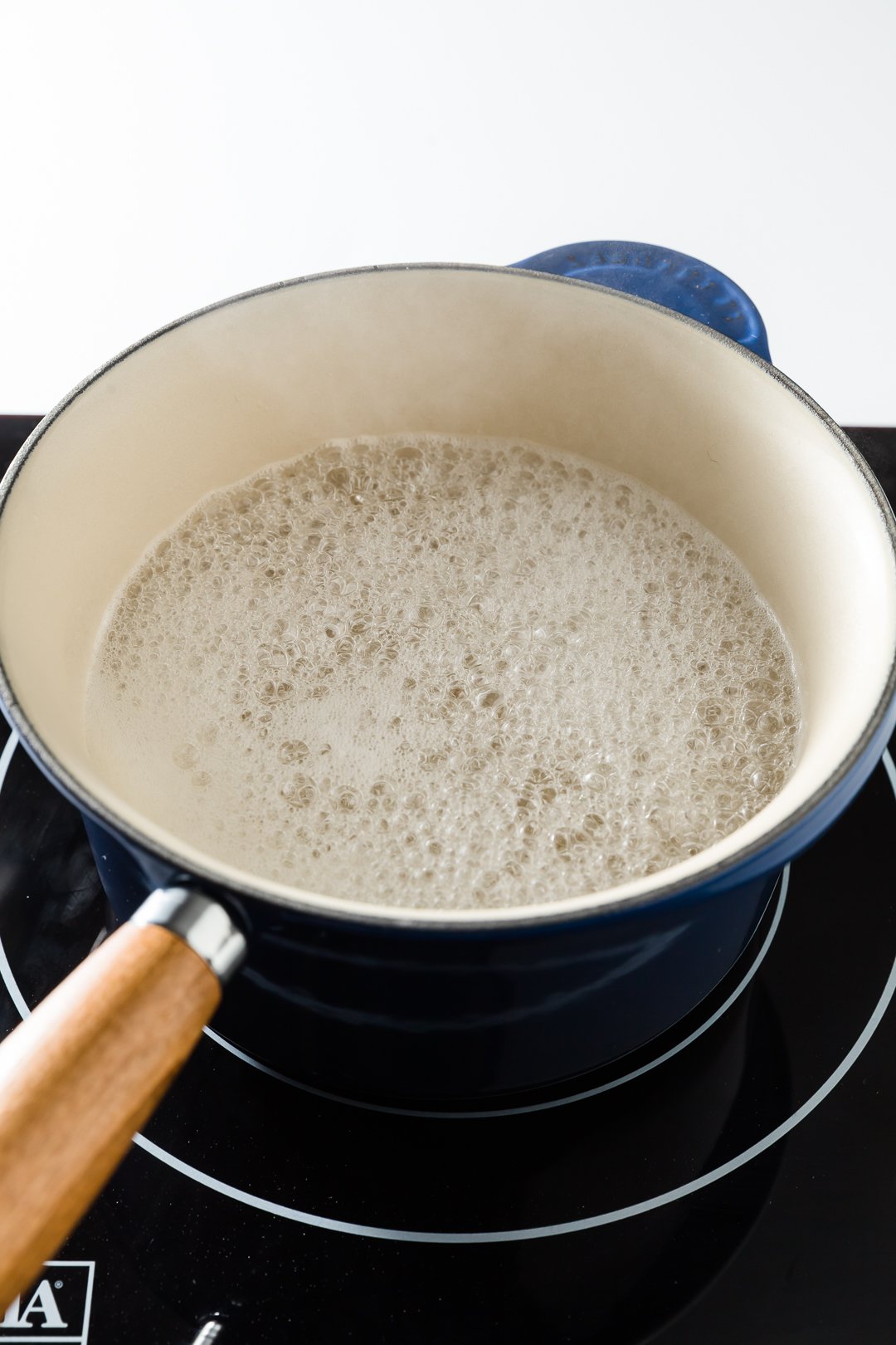 Bringing water with sugar and lemon juice to a boil.