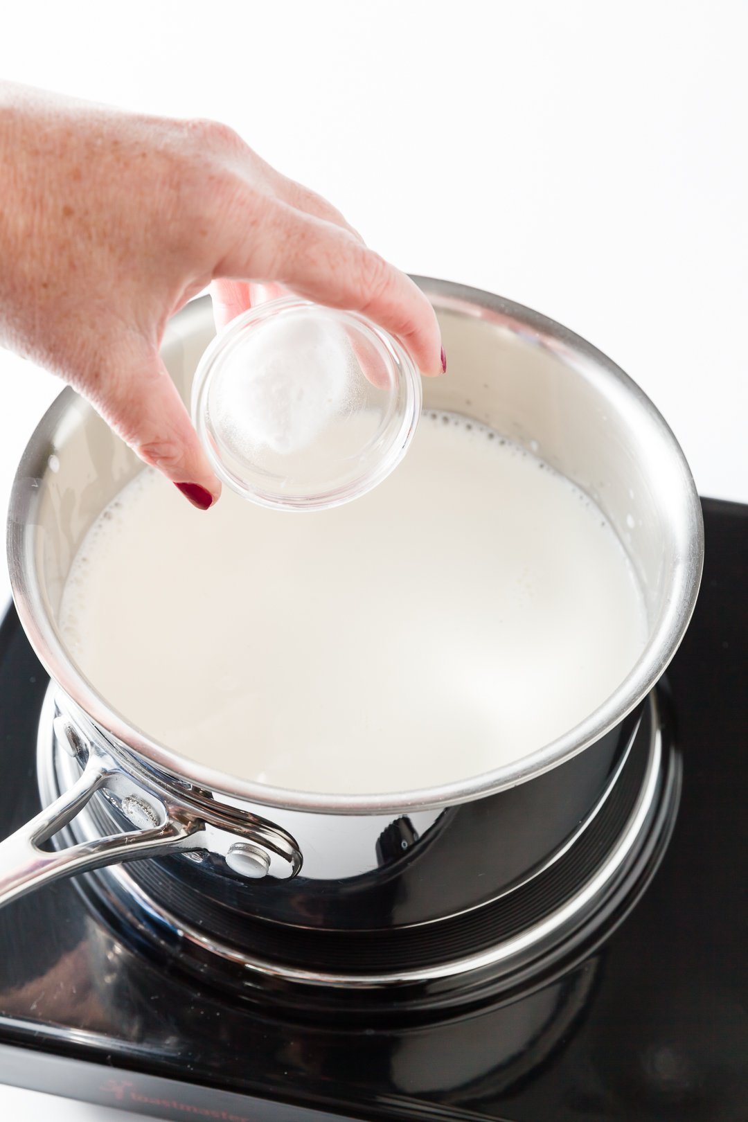 adding baking soda to dulce de leche