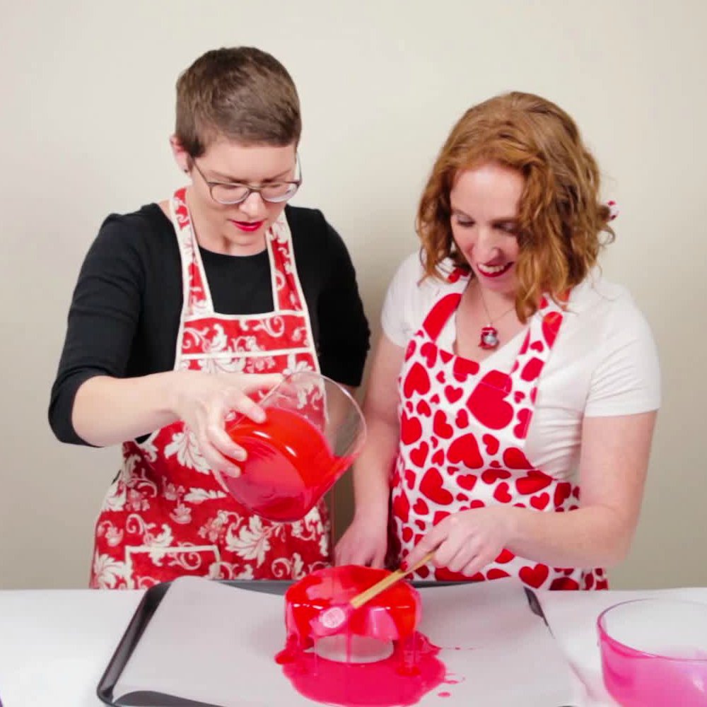 Glazing a mirror cake