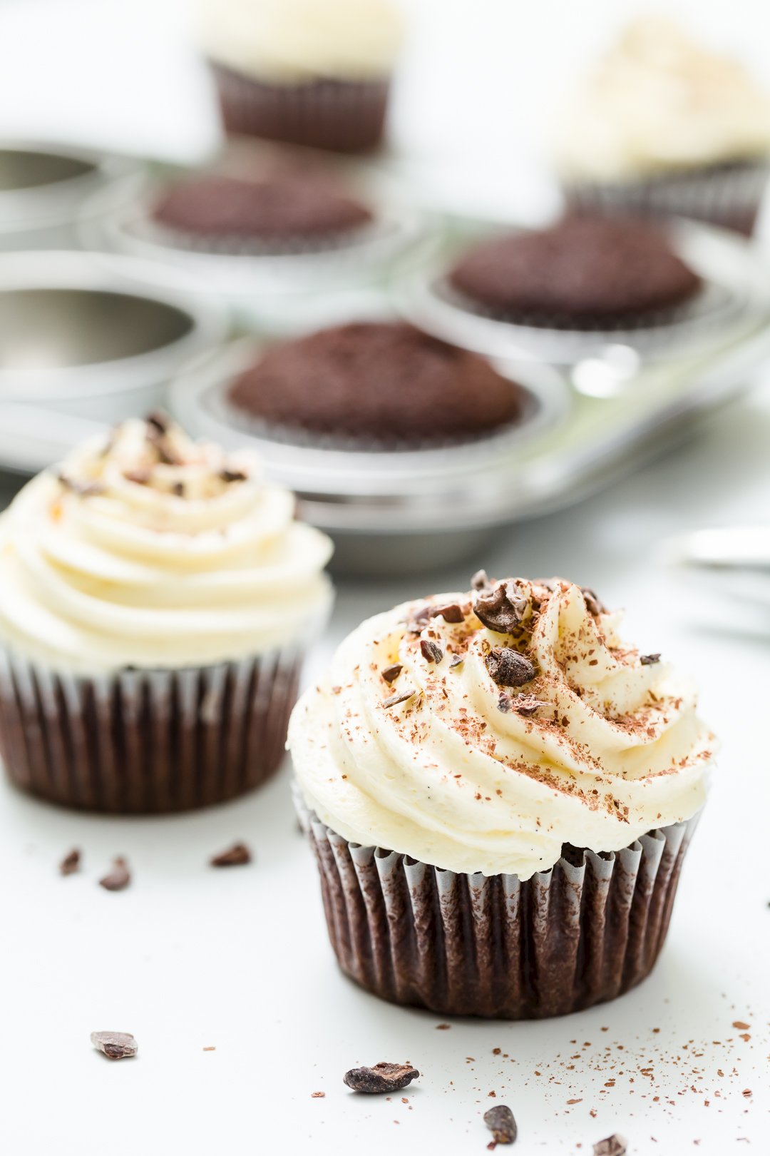 Red wine velvet cupcakes, frosted and unfrosted